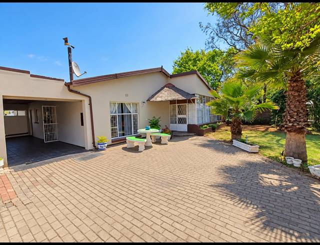 3 BEDROOM HOUSE FOR SALE IN ROTHDENE